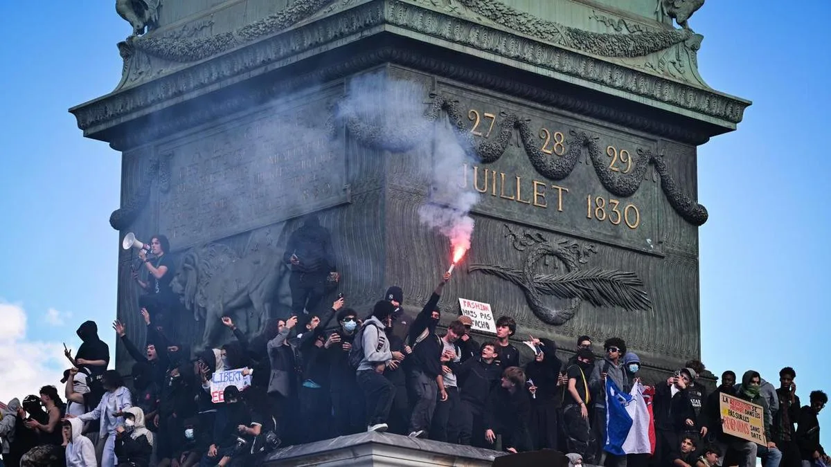 Police fire tear gas at barricaded Paris school demo