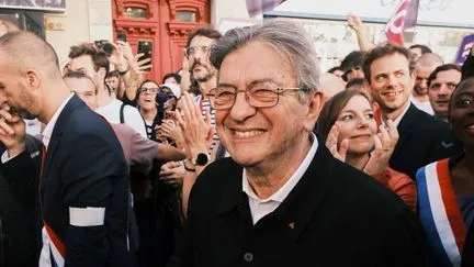 "Sa dynamique inquiète beaucoup" : pourquoi Jean-Luc Mélenchon est-il "très haut très tôt" dans les sondages pour la présidentielle ?