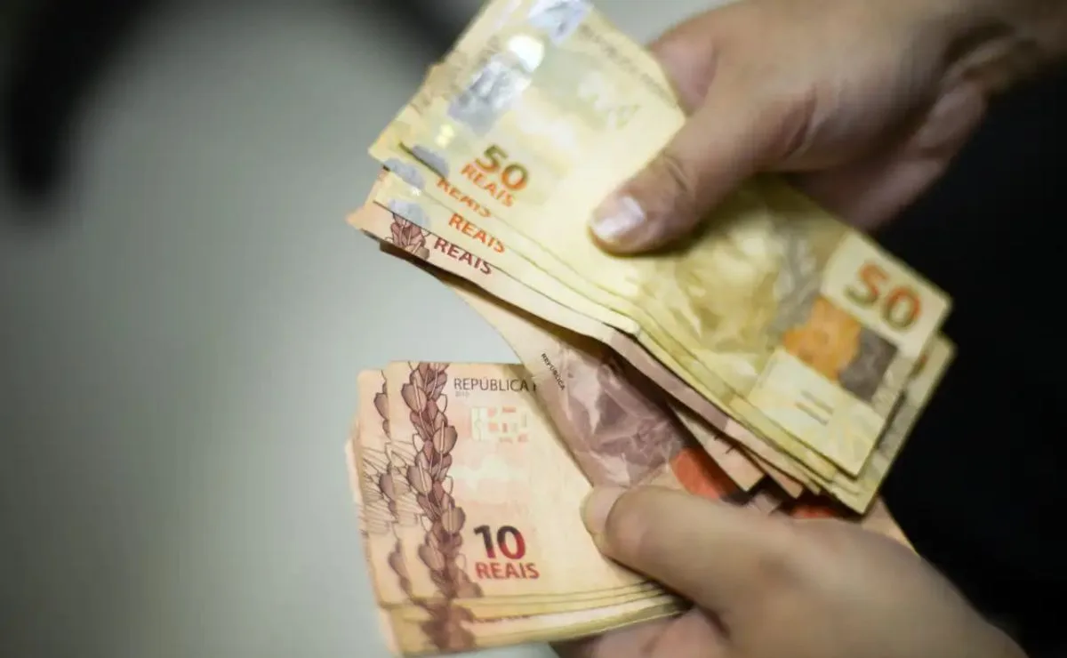 Banco perde no STJ e não pode descontar mais de 30% do salário de policial endividado em Goiás