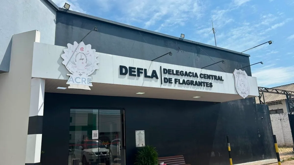 Homem tem moto roubada sob ameaça de arma no bairro Tangará