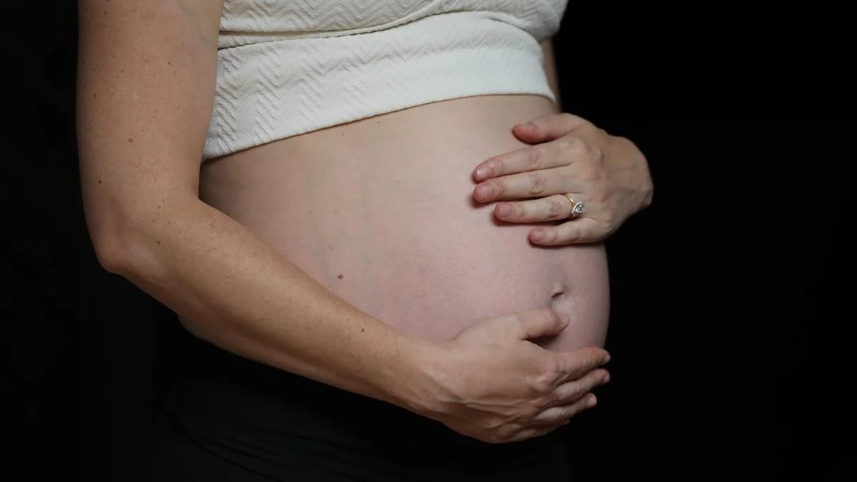 Queensland surrogate gives birth to biologically unrelated twins in Australian medical first