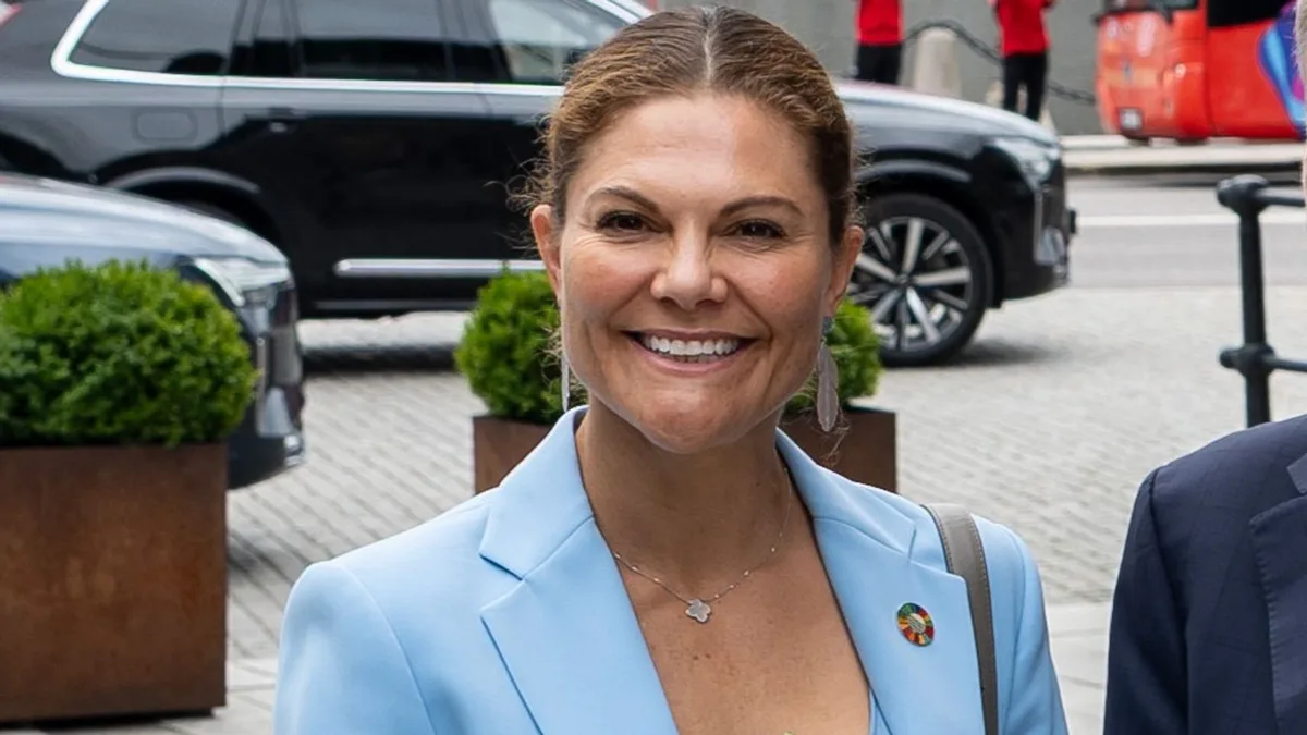 Victoria de Suecia recupera el azul suave tras el luto: "Una propuesta que conecta con el último look de Kate Middleton"
