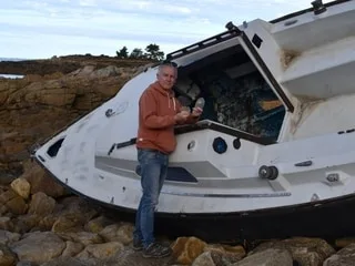 Une épave de voilier abandonnée depuis des mois sur le littoral du Finistère fait craindre une pollution au plastique
