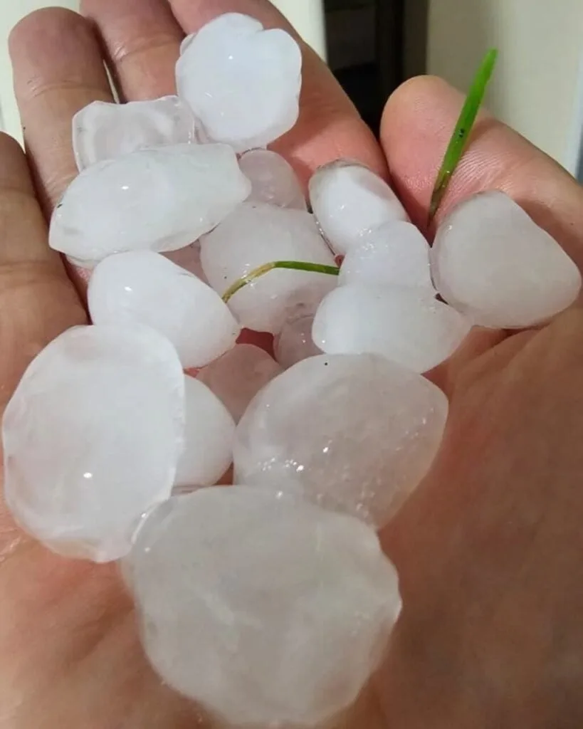 Defesa Civil emite alerta vermelho para temporal, vento e granizo em Curitiba