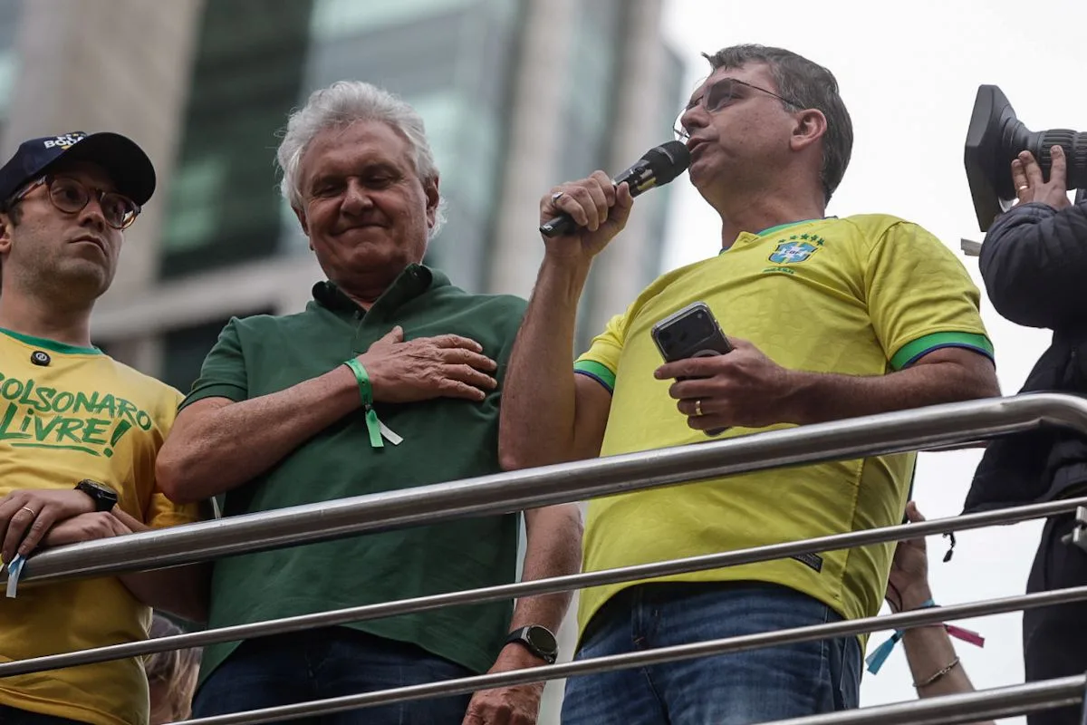 Sob fogo de Caiado, Flávio vive saia-justa com Nikolas em palanque