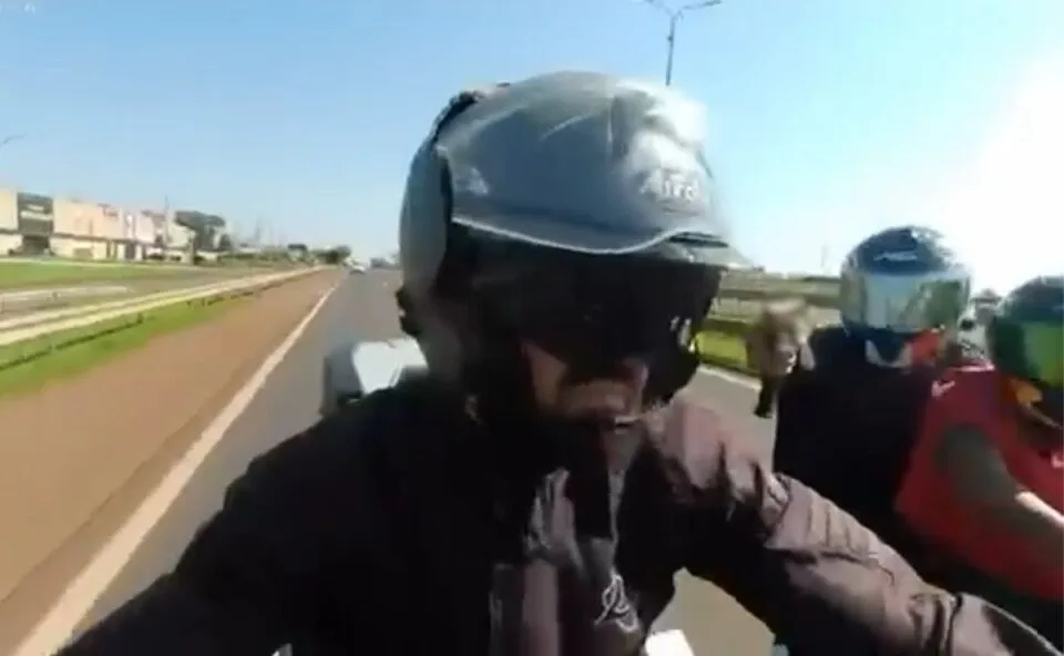 Vídeo: dupla armada tenta roubar motocicleta em plena luz do dia na BR-277 em Foz do Iguaçu