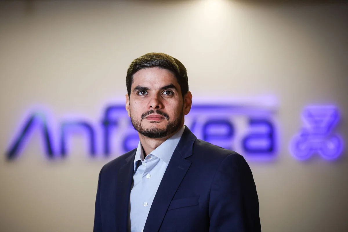 Anfavea amplia atuação política e leva demandas do setor aos presidenciáveis