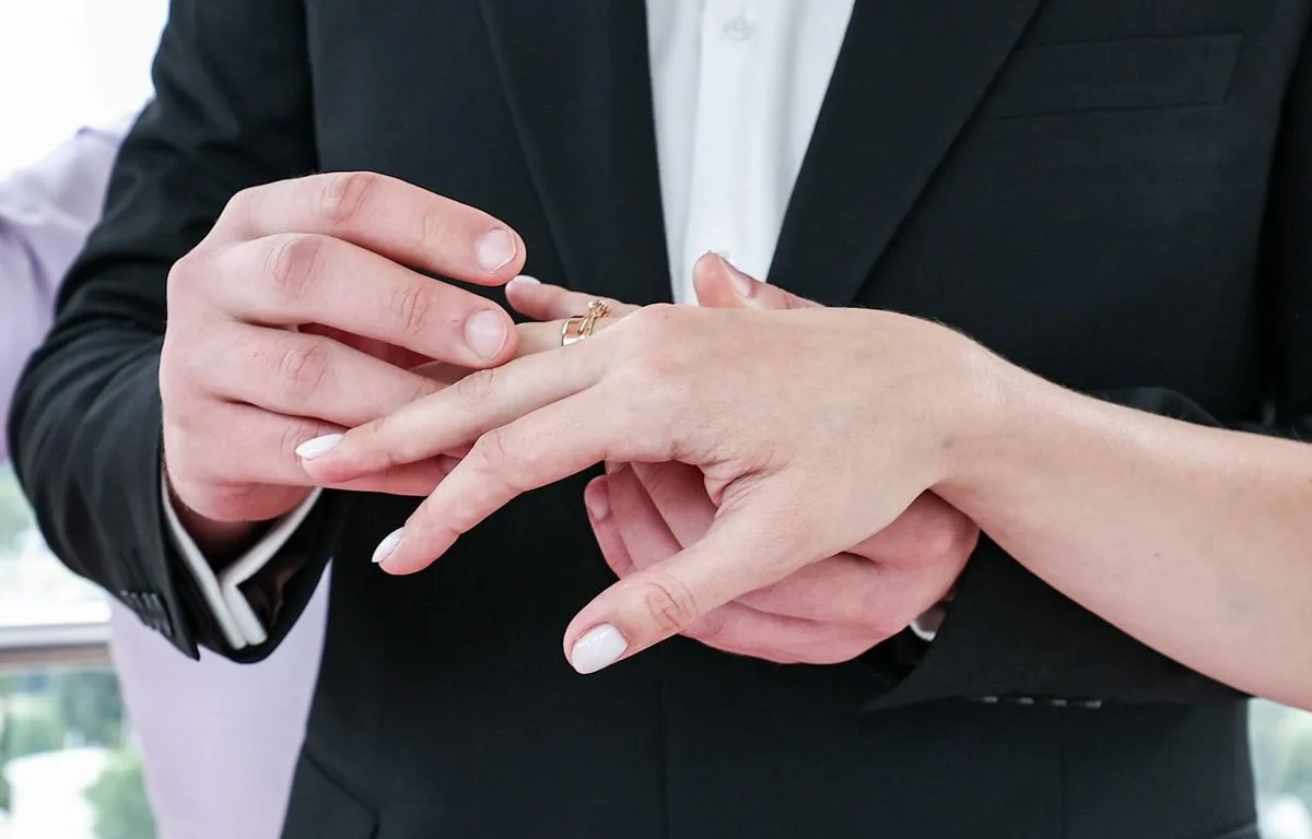 « Une idée qui favorise le vivre ensemble »… Et si on donnait un cadre légal à l’amitié ?