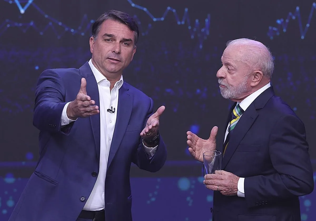 «Miliciano», «corrupto»: Lula y Flávio Bolsonaro chocan en el debate electoral en Brasil