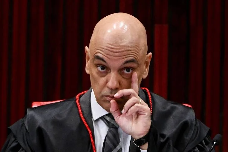 Moraes manda suspender “penduricalhos” pagos a juízes de 7 tribunais