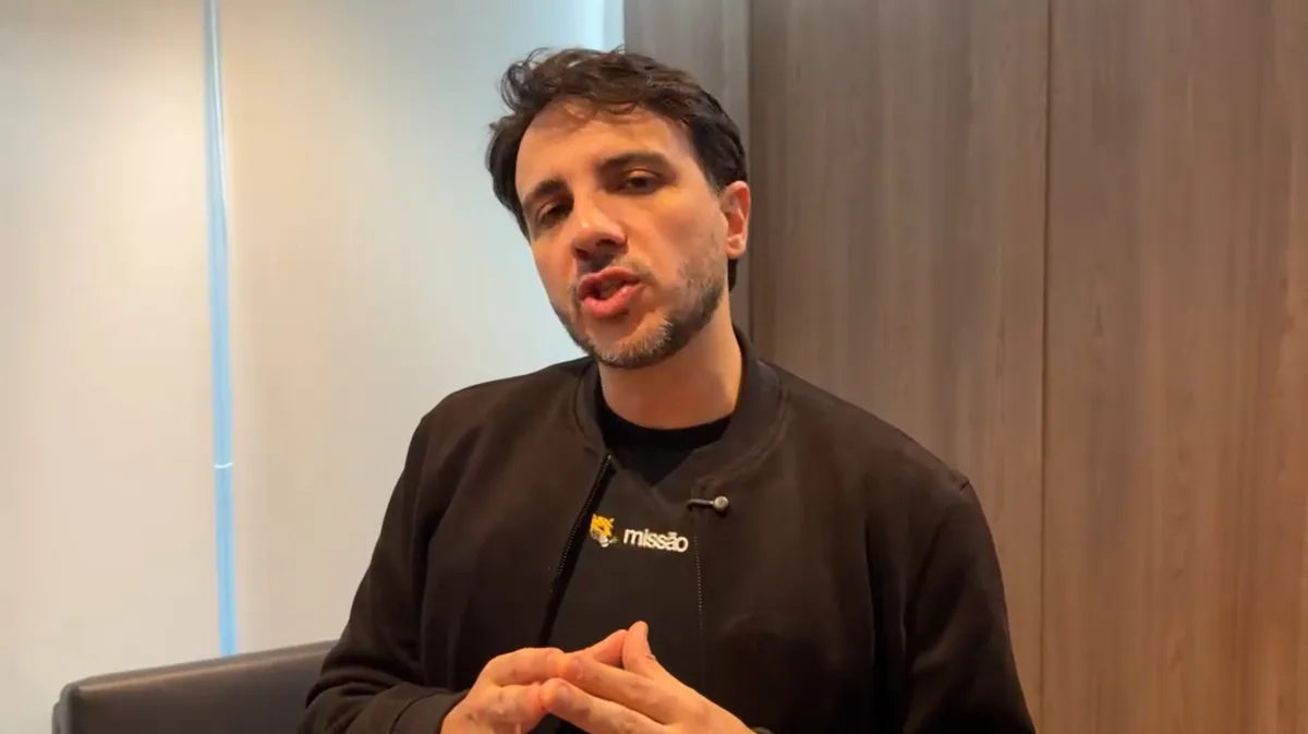 Renan Santos diz que quem filiou Flávio Bolsonaro acessou conta de e-mail do senador para confirmação
