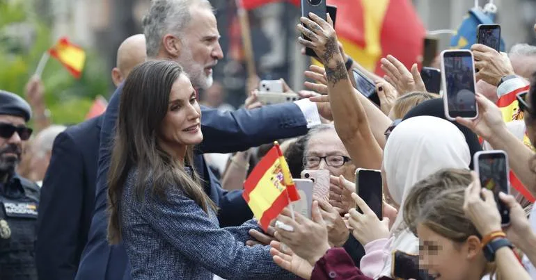 Felipe VI recebido por centenas de pessoas em Ceuta