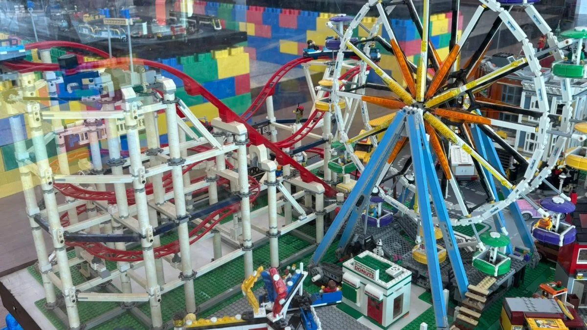 Oktoberfest é encolhida e festa que transforma cidade poderá ser vista em miniatura, item por item, em exposição com mais de 200 mil peças de Lego em SC
