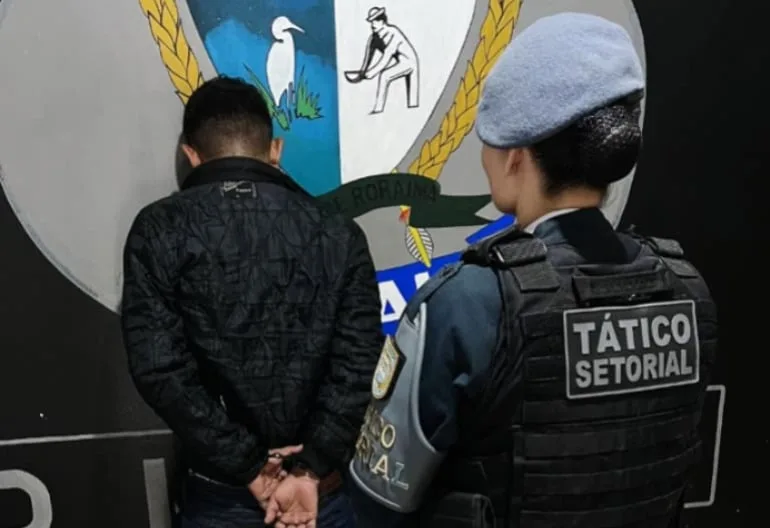 Homem é preso após fazer “selfie” com sinal de facção ao lado de viatura da PM
