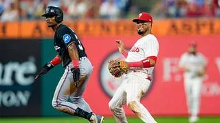 MLB: Luis Arráez le gana el duelo a Otto López y le saca más ventaja por el título de bateo