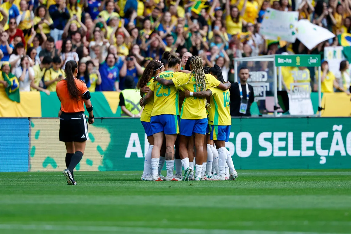 VÍDEO: Após Hino, torcida da seleção feminina canta “Olê, olê, olê, olá; Lula, Lula”