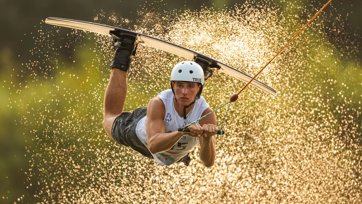 Photos of the Week: Mudflat Trot, Waterfall Jump, Pole Vault