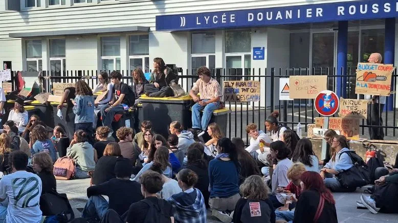 Mobilisation des lycéens : les bloqueurs de l'établissement Douanier-Rousseau à Laval menacés d'exclusion de l'internat