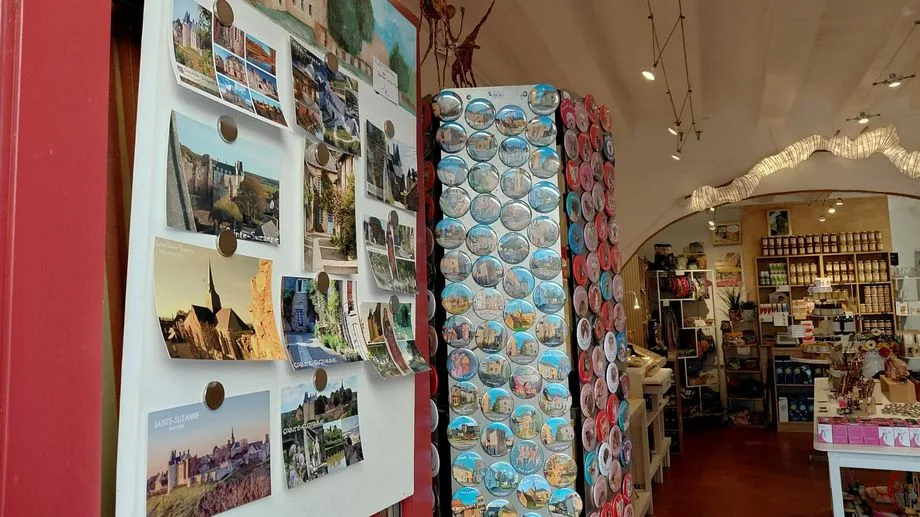 "On se remet à en envoyer pendant les vacances" : les cartes postales font de la résistance en Mayenne