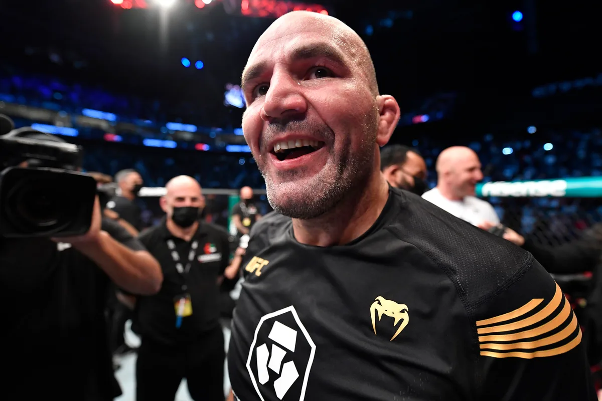 Glover revela treino raiz para enfrentar Shogun: “Corrida, flexão, barra e porrada”