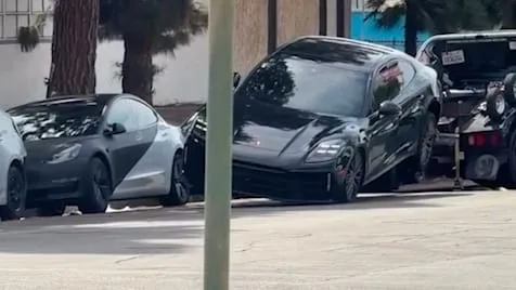 Das wird teuer in Kalifornien - Porsche türmt von Abschlepper