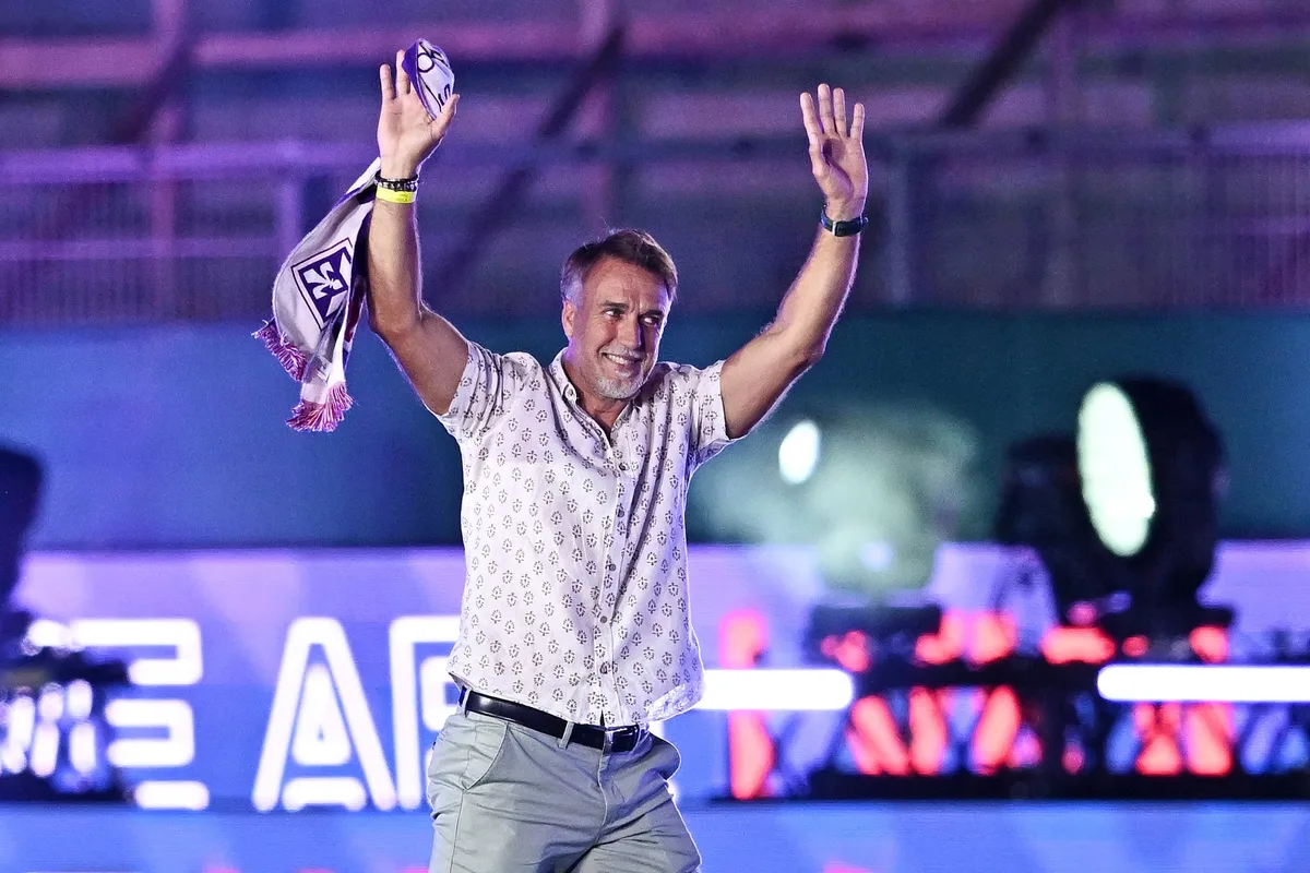 Fiorentina, mientras busca salir a flote con Mastantuono, celebró los 100 años con Batistuta