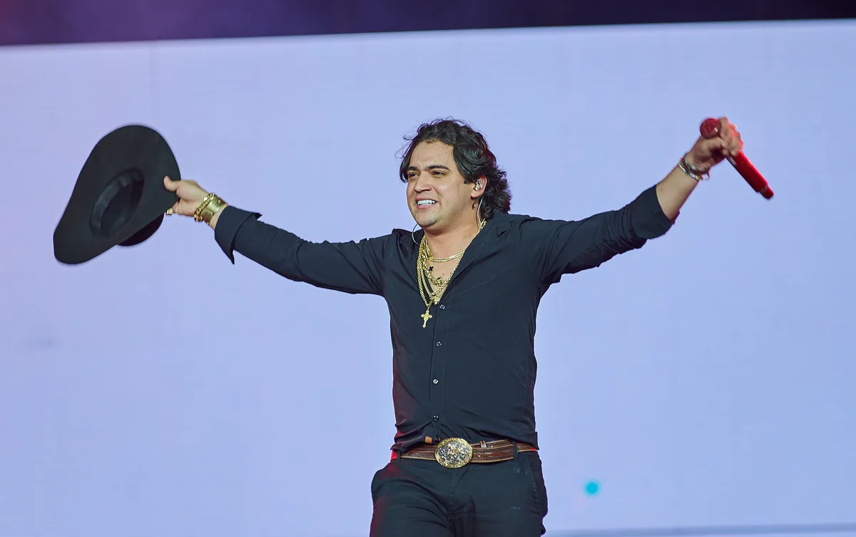 FOTOS: Natanzinho Lima diverte público em estreia na Festa do Peão de Barretos 2026