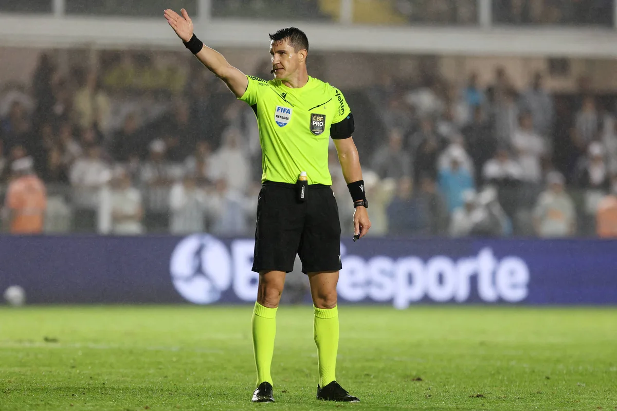 Ex-árbitros veem chance de melhora no futebol brasileiro com novas regras
