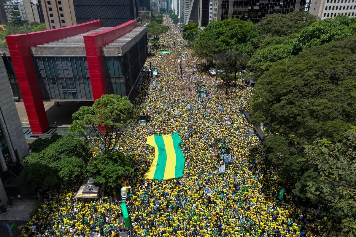 O tamanho do público no ato de Flávio Bolsonaro na Paulista, segundo a USP