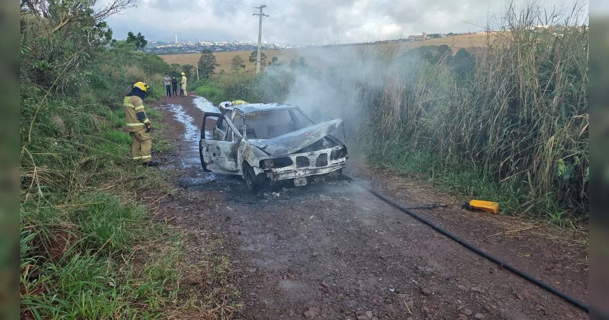Família escapa ilesa após carro pegar fogo na área rural de Apucarana