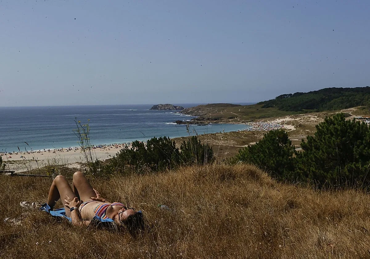 La ola de calor no da tregua y mantiene a 35 municipios gallegos bajo alerta roja