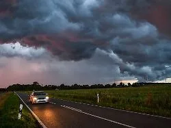 Wenn es blitzt und stürmt: Sicher im Auto bei Gewitter – worauf es jetzt ankommt