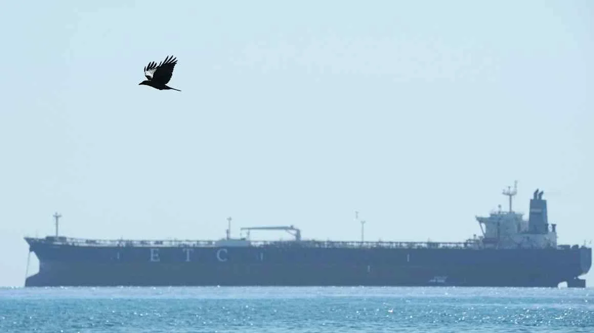 Oil falls below $98 as Saudi Arabia signals East-West pipeline reopening