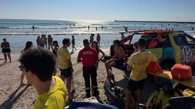 Mulher e três menores resgatados após serem arrastados por agueiro