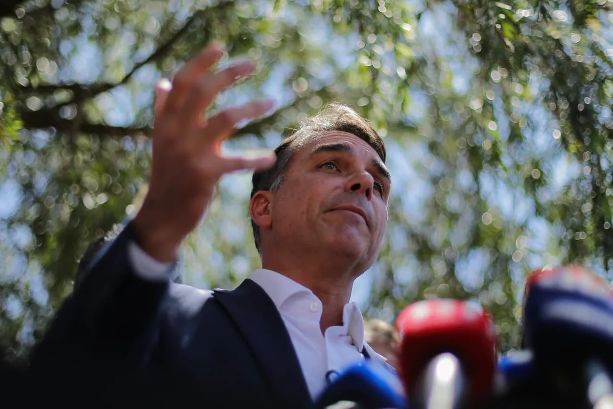 Contra, calado, a favor e a 2.000 km: as 6 fases de Flávio Bolsonaro na 6x1