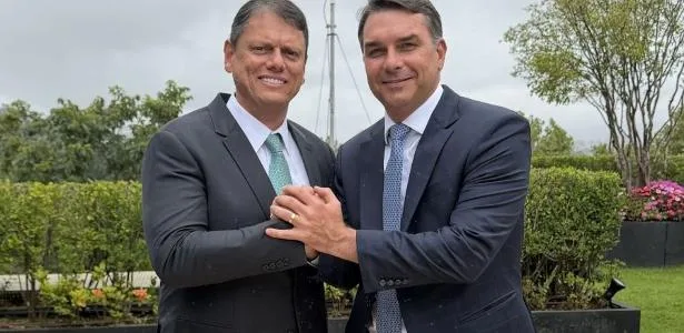 Tarcísio diz que Flávio Bolsonaro estará no seu programa eleitoral na TV