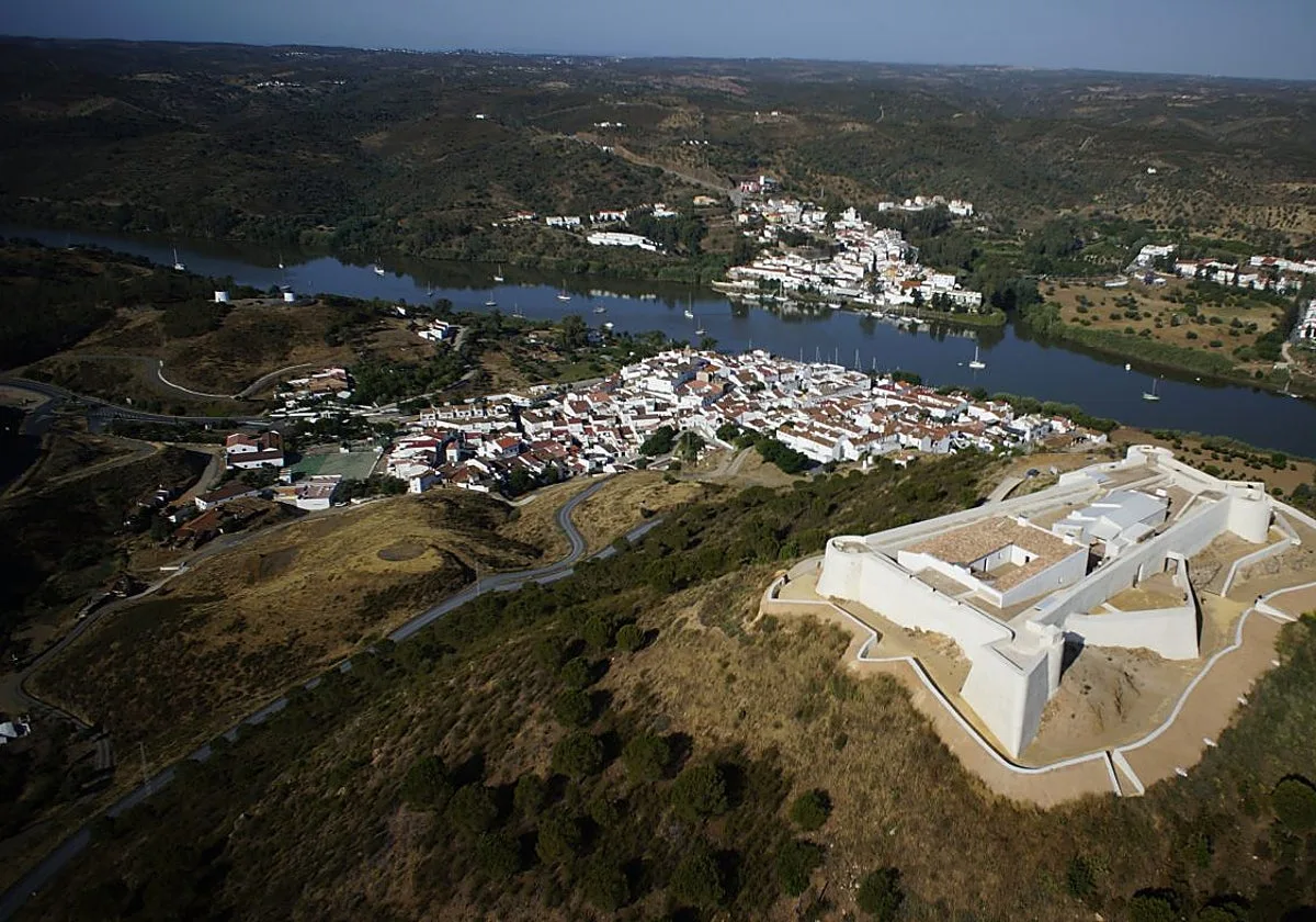 El pequeño pueblo blanco de Huelva que mira a Portugal desde la orilla de un río y parece detenido en el tiempo