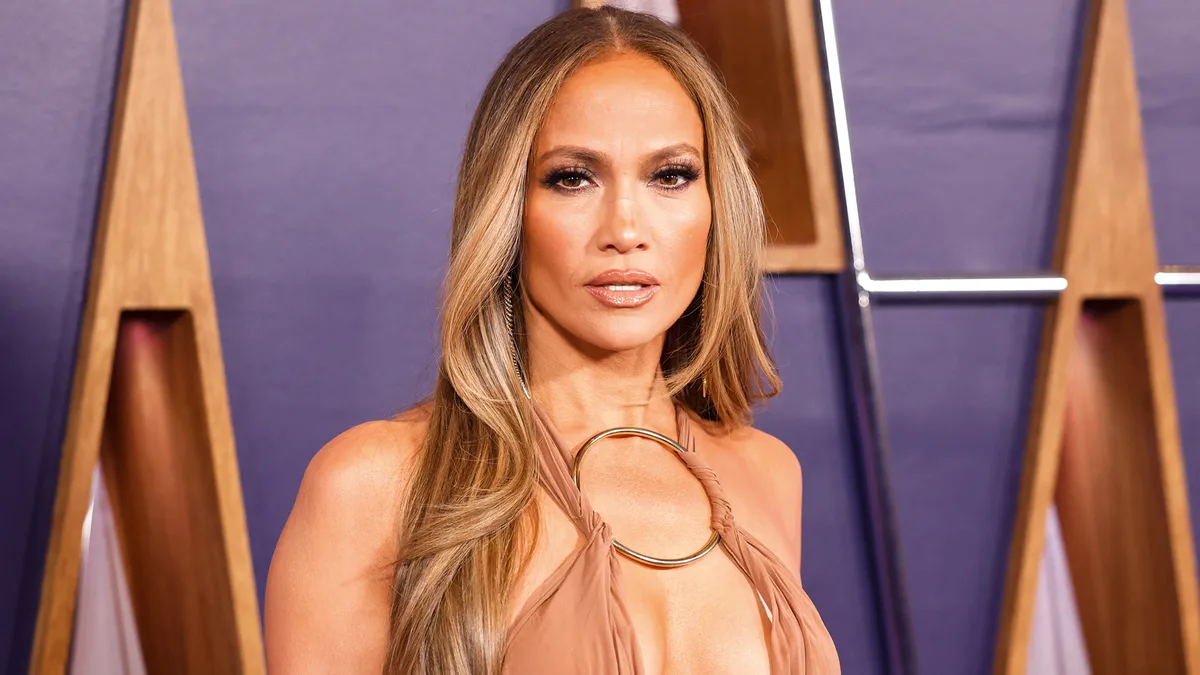Mulher acusada de furto chama atenção por semelhança com Jennifer Lopez