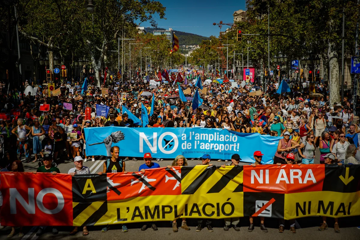 Miles de personas se manifiestan en Barcelona contra la ampliación del aeropuerto