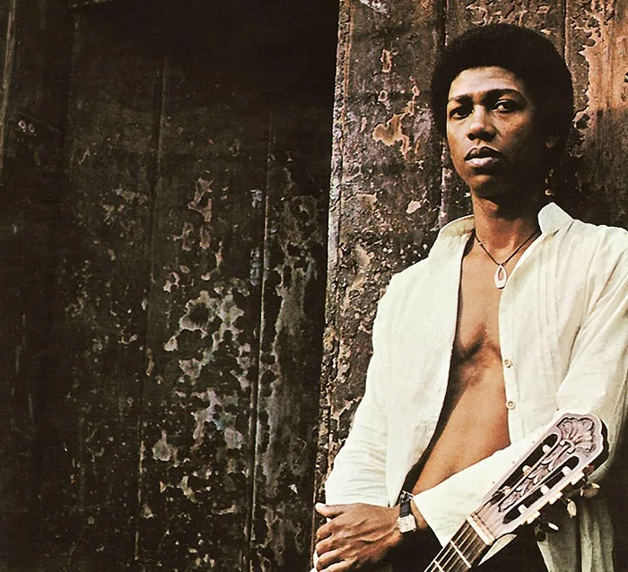 Djavan relança primeiro álbum, feito há 50 anos, em edição remixada que traz versões inéditas de faixas do LP de 1976