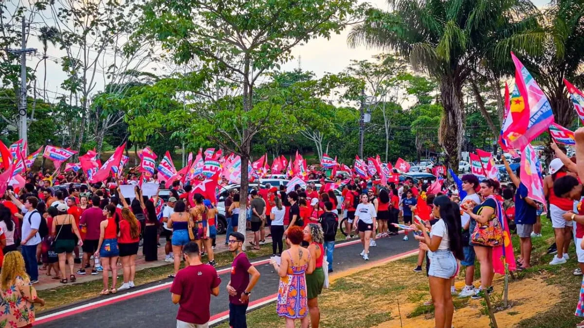 Militantes ocupam as ruas e defendem reeleição de Lula no Acre