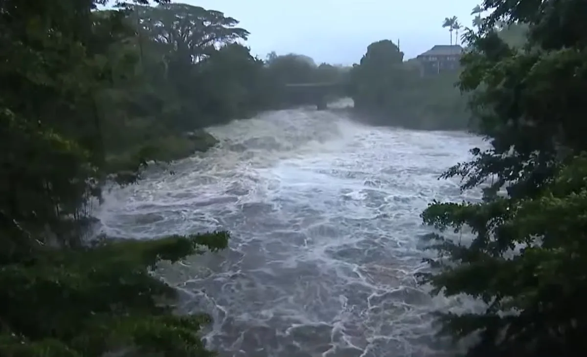 Lala se degrada a tormenta tropical y provoca fuertes lluvias y vientos en las islas hawaianas