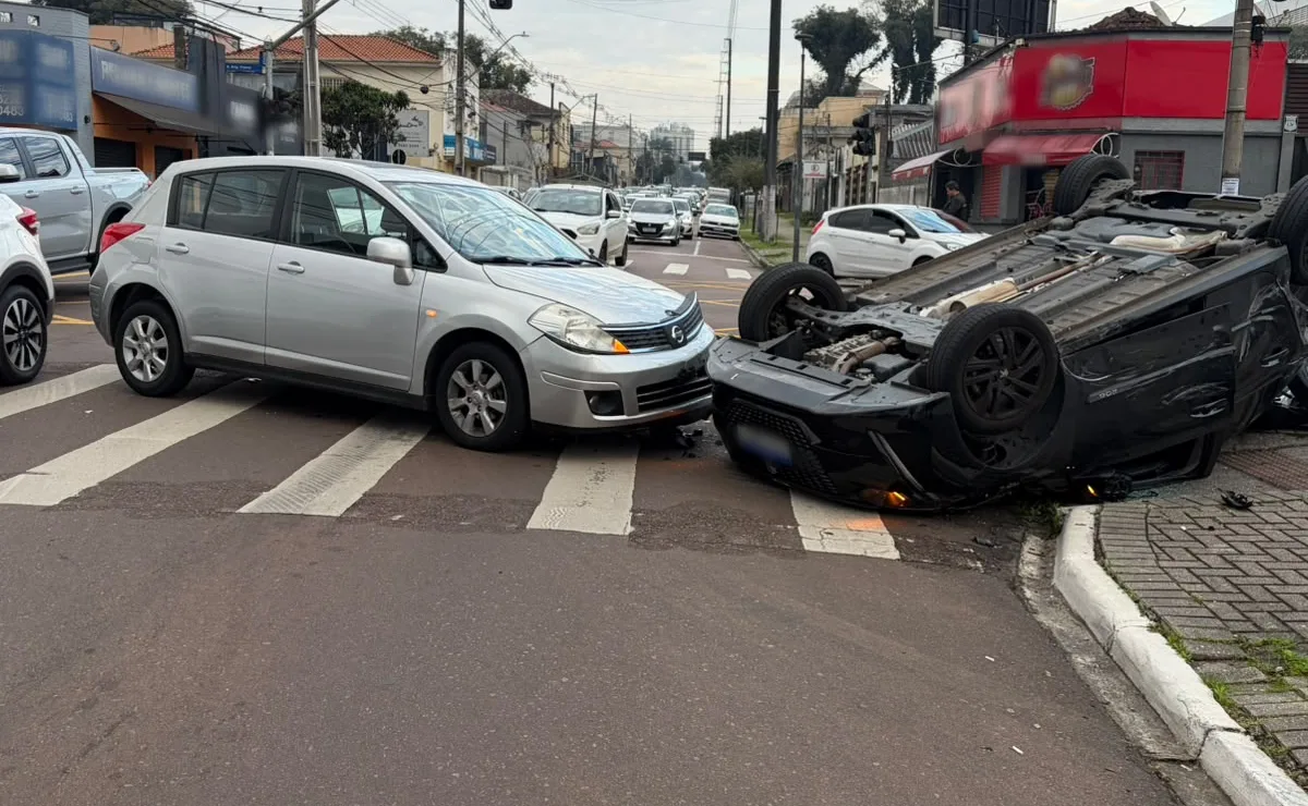Milagre! Carro capota quatro vezes após acidente no Rebouças e motorista sai ileso