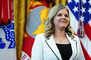 Trump escolhe aliada da Casa Branca para comandar FDA em meio a crise