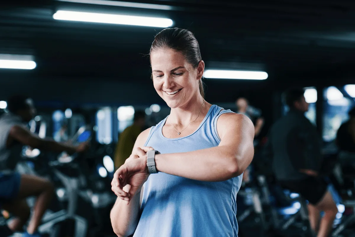 O fim do “8 ou 80”: entenda por que o treino perfeito está dando lugar ao exercício que cabe na rotina