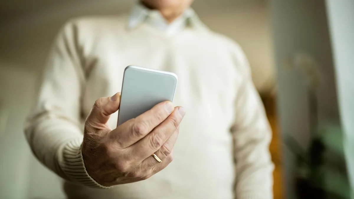 La psicología dice que entre los 60 y los 89 años usar redes sociales no es el problema, sino hacerlo de forma compulsiva
