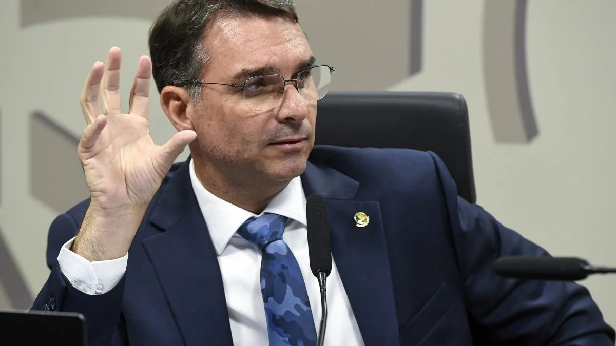 Plano de Flávio Bolsonaro mistura cortes, gastos e velhas ideias