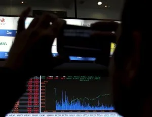 Ibovespa recua com pressão de Vale e bancos
