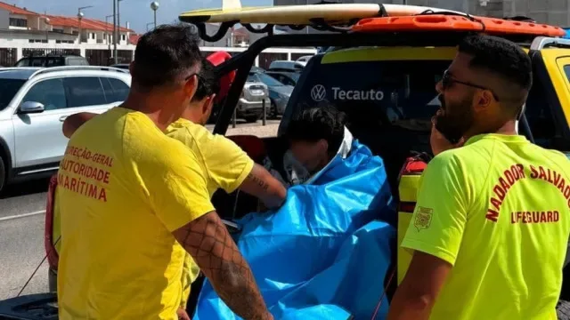 Adolescente resgatado no Baleal. Entrou em dificuldades na água