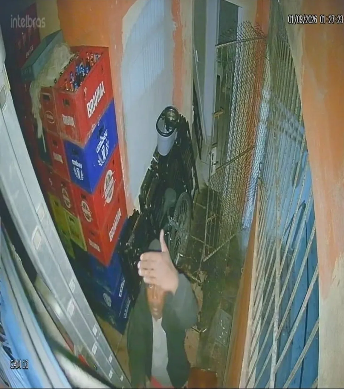 Homem invade pizzaria, desvia câmera de segurança e furta dinheiro, bebidas e bicicleta em Maricá
